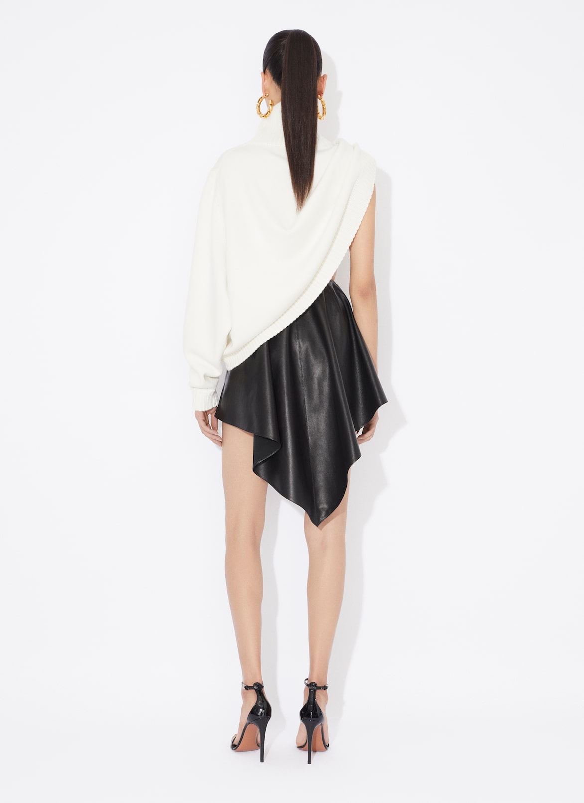 ASYMMETRICAL CAPE JUMPER IN CASHMERE ALAÏA NATURAL ASYMMETRICAL CAPE JUMPER IN CASHMERE